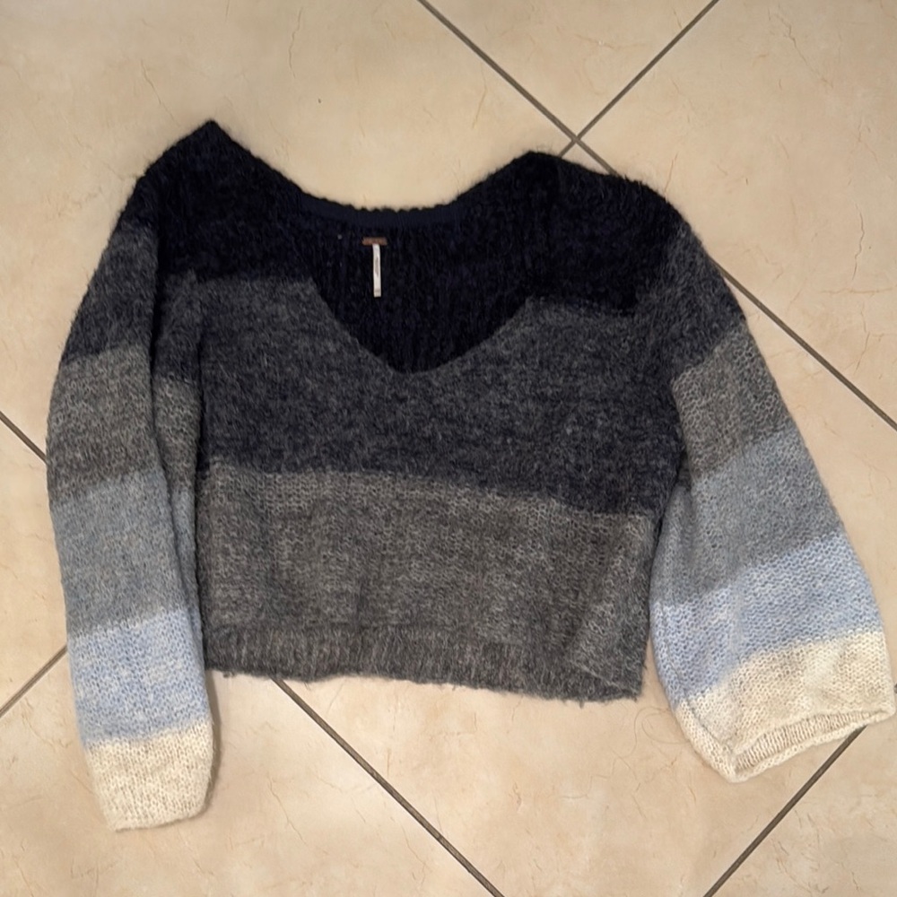 Free People Gray V-Neck Sweater Gradient Design